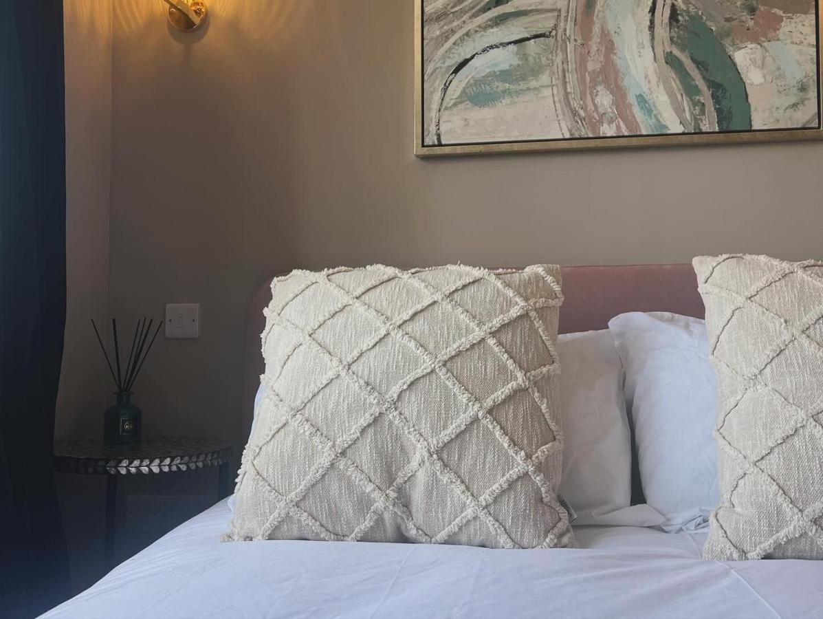 Zimmer mit Kingsize-Bett und Gartenblick. 