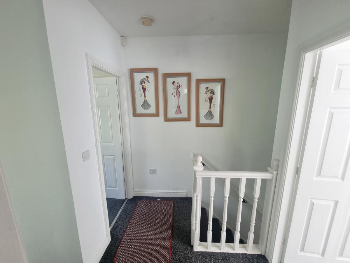 3 Bedroom Spacious Modern Comfortable Home in Rochdale, Work, Relax, Explore Manchester, Oldham, Bury - Chambres d’hôtes Rochdale