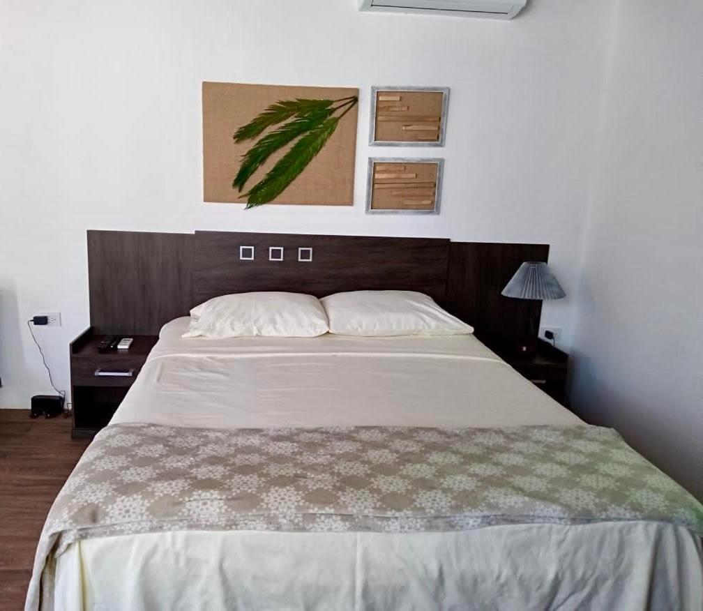 Suite con cama grande y vistas a la piscina