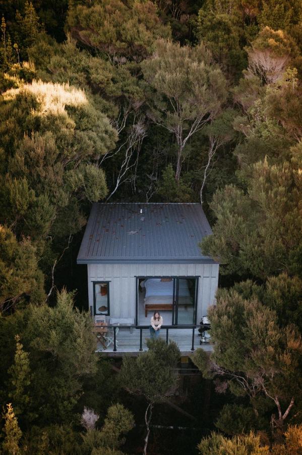 Treehouse Hideaway at Rekindle Tree houses - B&B