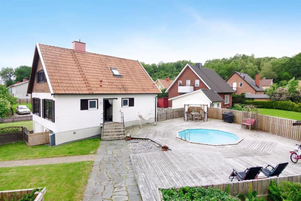 Villa with pool close to Gothenburg - B&B