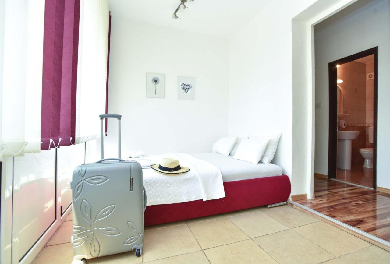 Studio Apartment with Shared Terrace