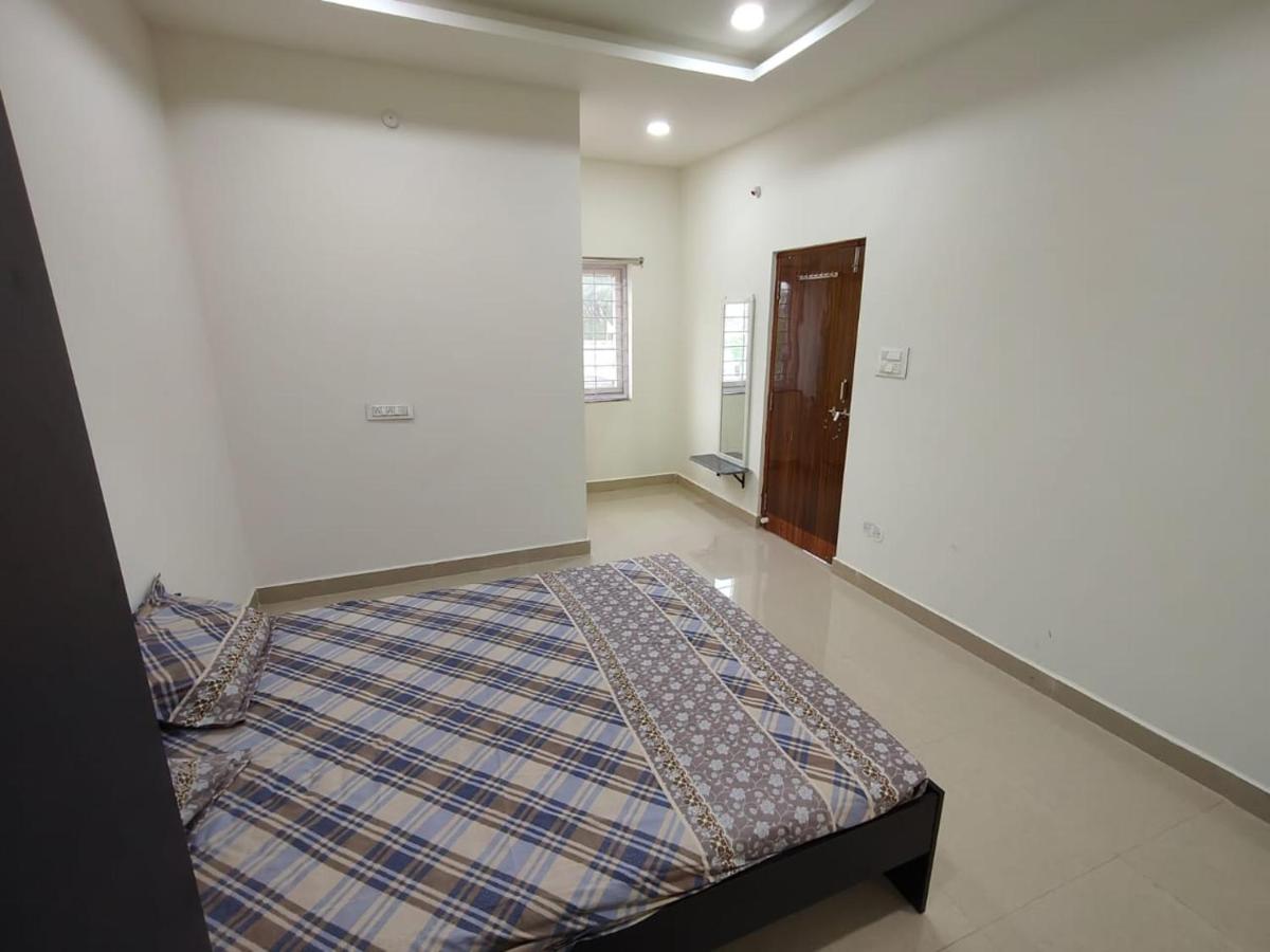 LEO's DEN 13 Guests AC 3BHK 9 mins to RGIA - B&B Shamshabad