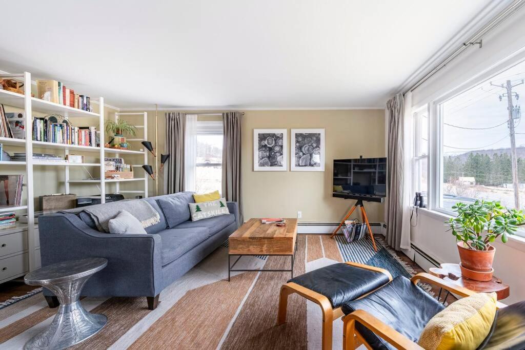 Hillcrest Cottage - Charming Cottage with hot tub and view! - B&B