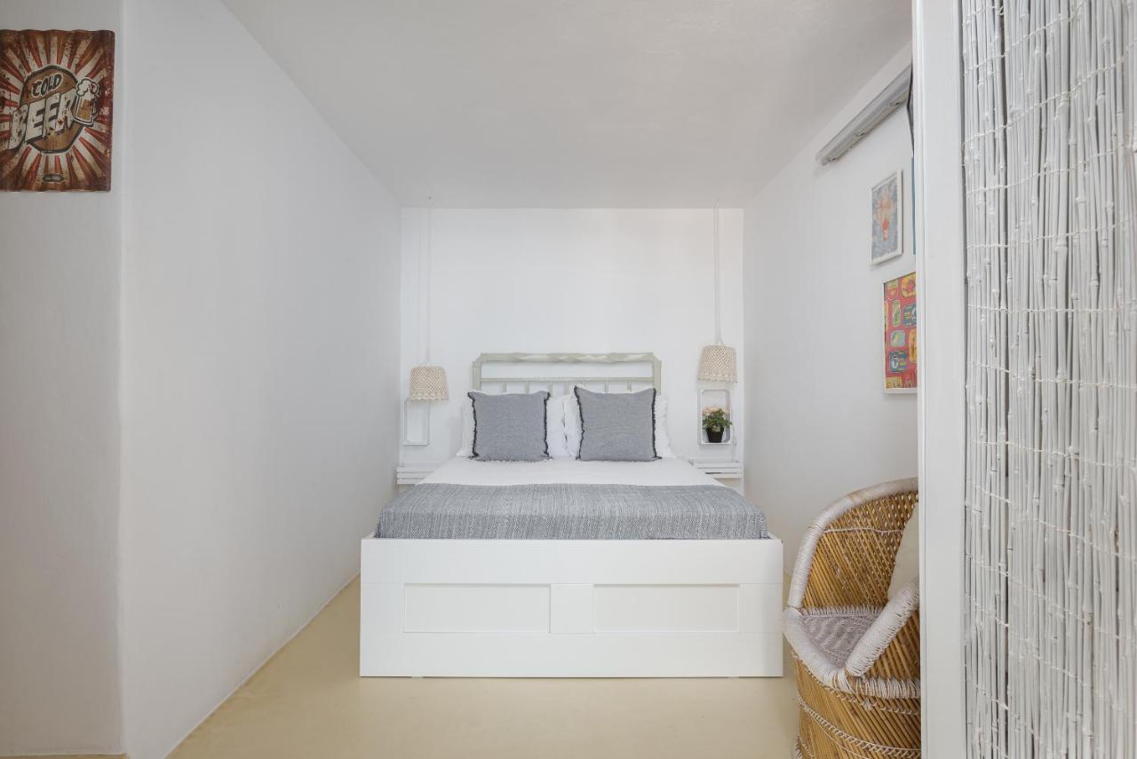 Studio with Pool and Sea View