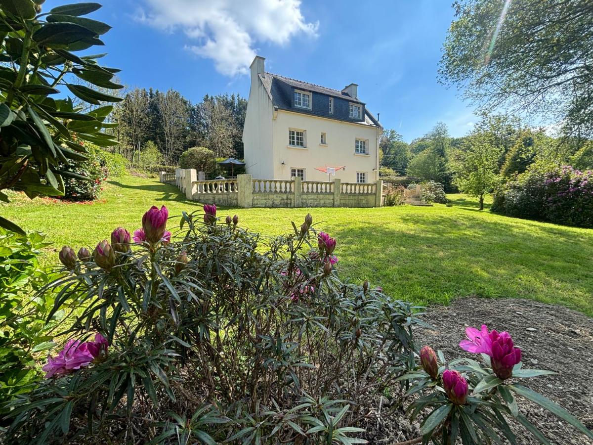 Fontaine Blanche River View, Large Patio & Garden in Central Brittany with Starlink WiFi - Bed and Breakfast