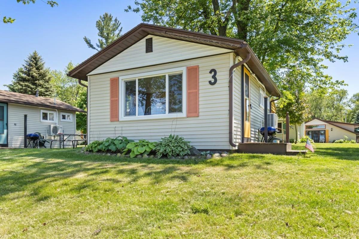 Cottage on Chippewa lake with kayaks - B&B