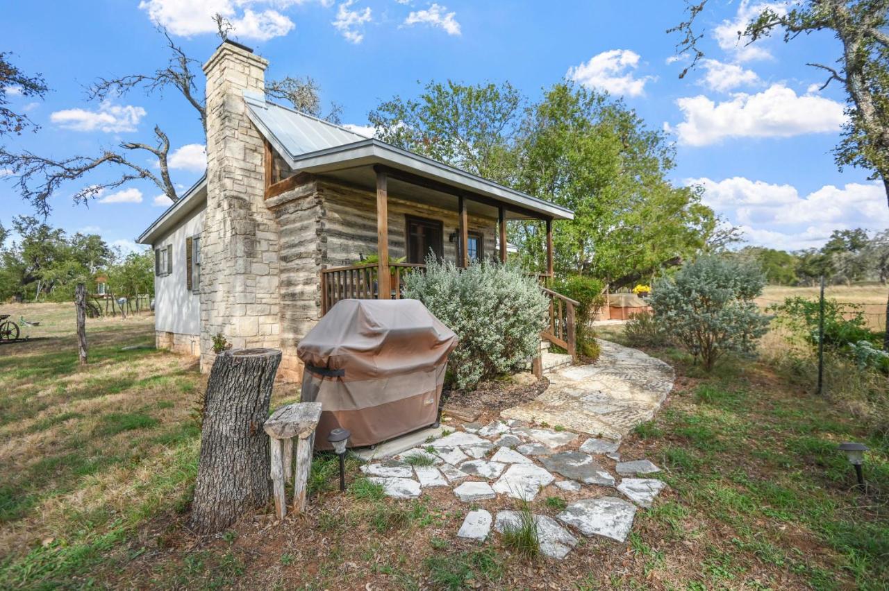 B&B Fredericksburg - Cabins on Knopp School-Chula Vista Cabin - Bed and Breakfast Fredericksburg