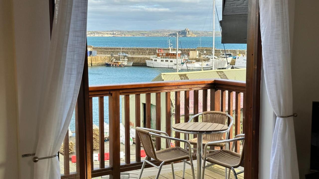 B&B Penzance - Penthouse 3 - Spacious Harbourside Apartment with Stunning Sea Views - Bed and Breakfast Penzance