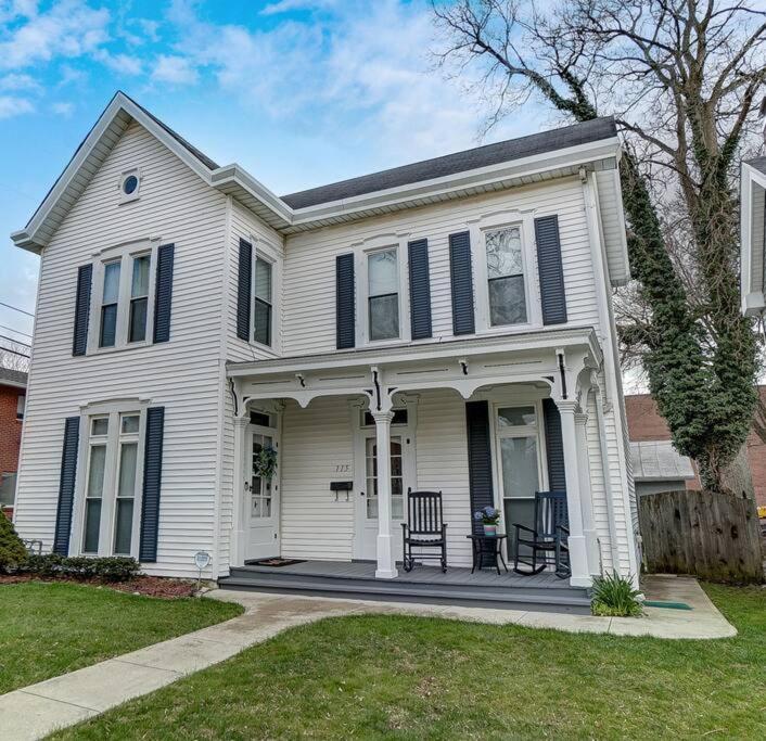 General Mitchel Historic Home in Downtown Lebanon - Bed and Breakfast