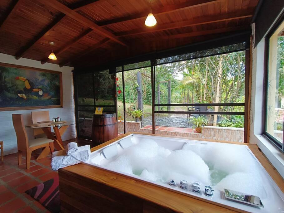 Chalé de montaña con Jacuzzi - B&B Guarne