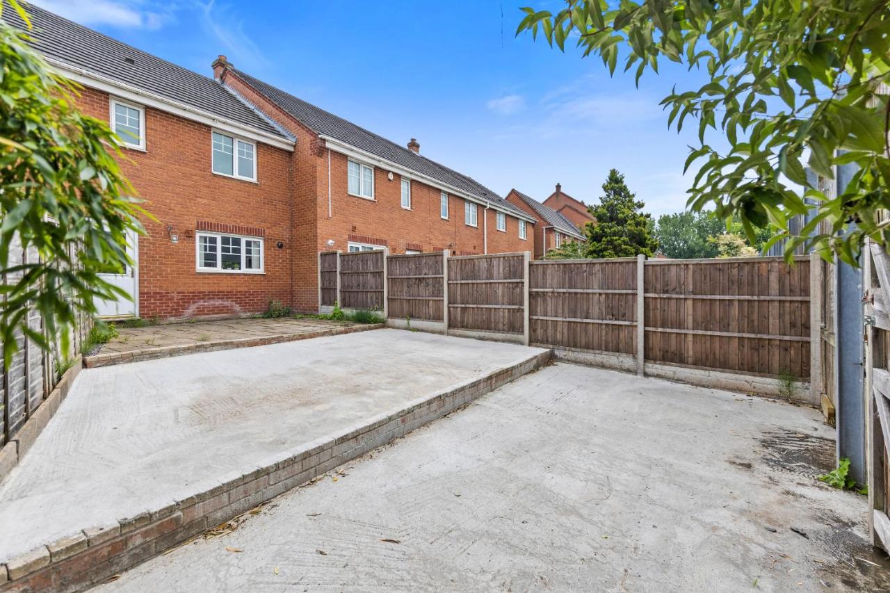 Inicio Stays - NEW! Stunning Home - Free Parking - Sleeps 8 - Near M6 - Chambres d’hôtes Birmingham