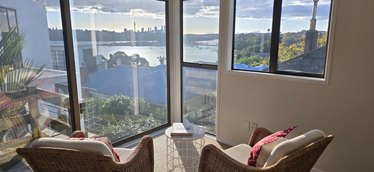 2 Bedroom home, City and Sea Views - B&B Auckland