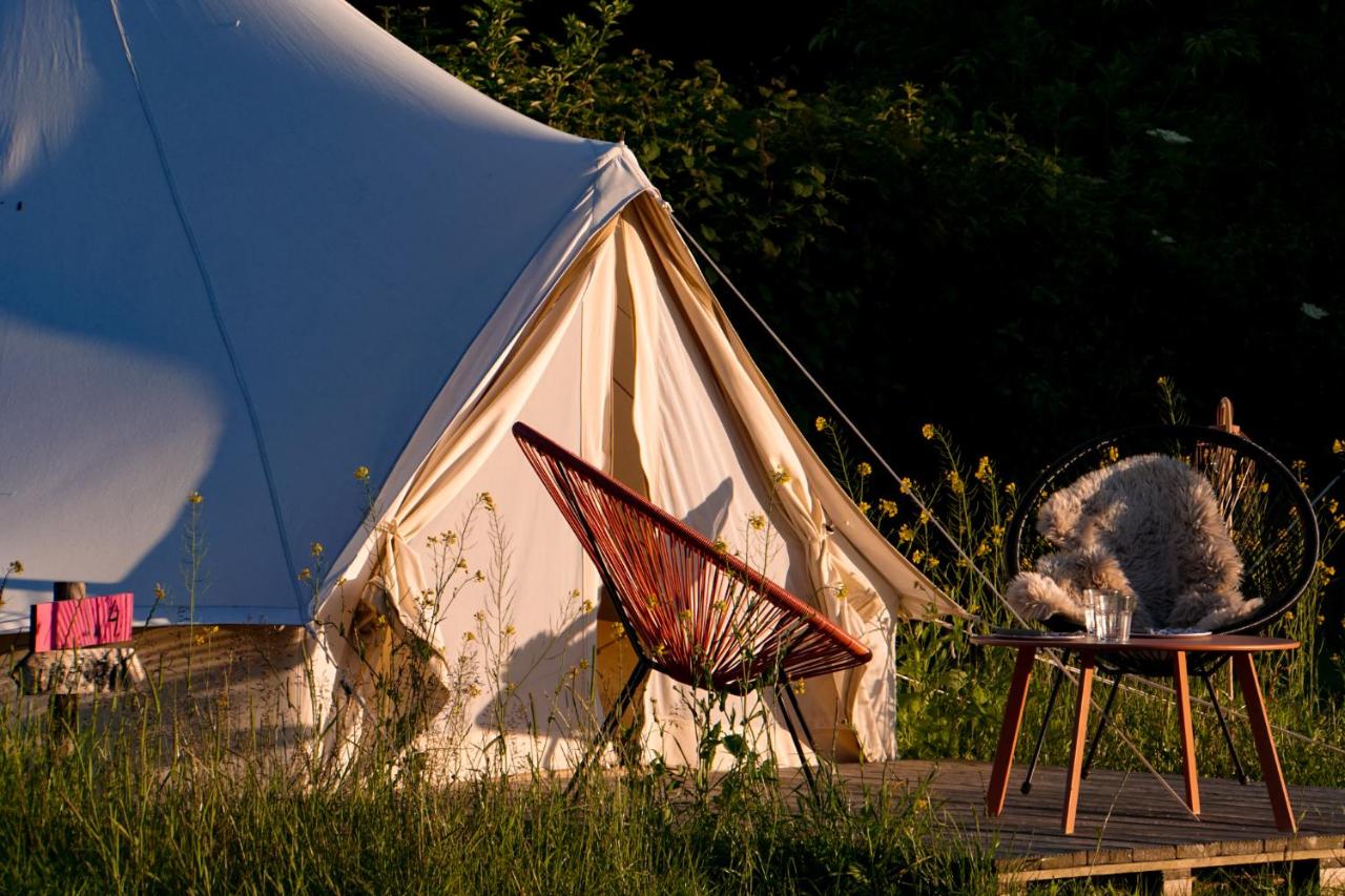 B&B Paasloo - Ingerichte Boho, Indian of Tropical Bell Tent met alpaca's - Bed and Breakfast Paasloo