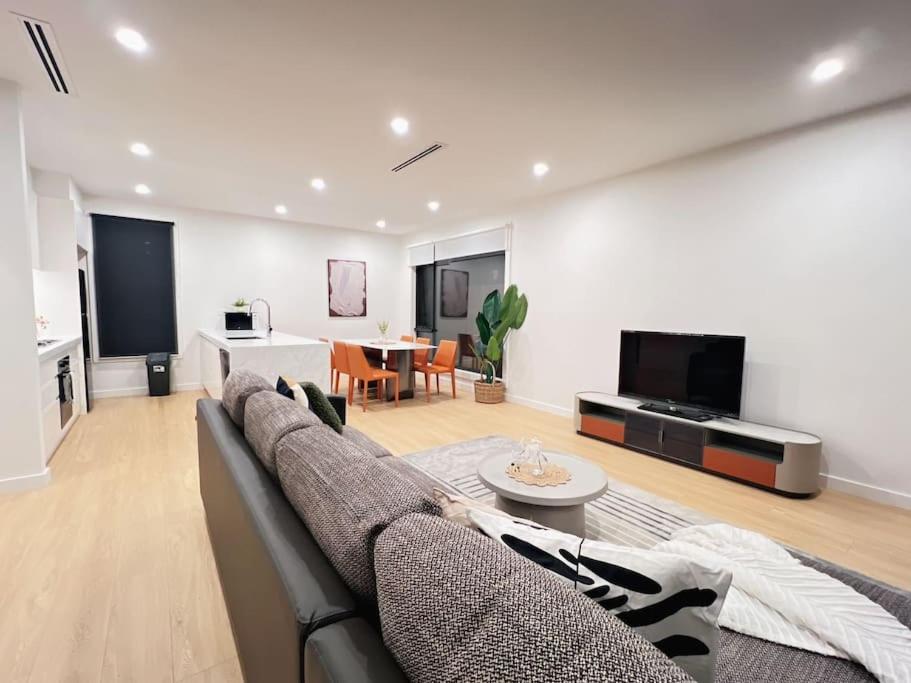 BoxHill North Designer Grad Home - Bed and Breakfast