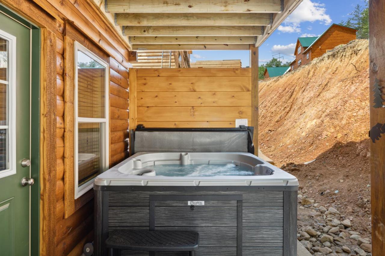 The 3 Bears is a newly built 3 Bedroom Cabin only 3 minutes from the Parkway! - Ferienwohnung Pigeon Forge