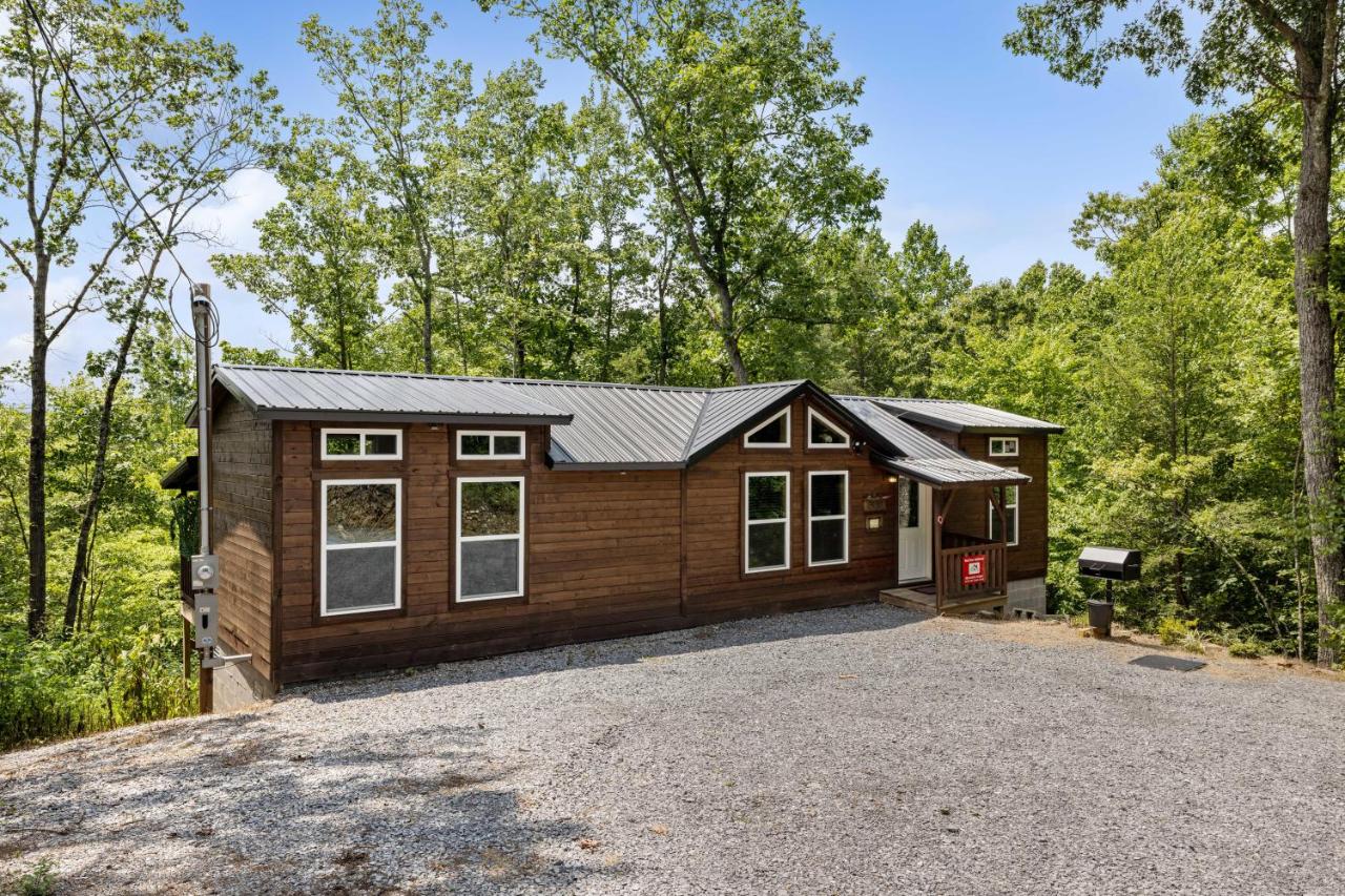 Mountain Angel is a quaint 2 bed 1 bath cabin nestled in the Sky Harbor community - B&B Sevierville