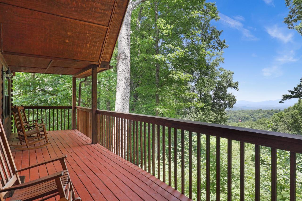 Edens Ridge is a charming two bedroom log cabin nestled in Sky Harbor minutes from town - Bed and Breakfast Sevierville