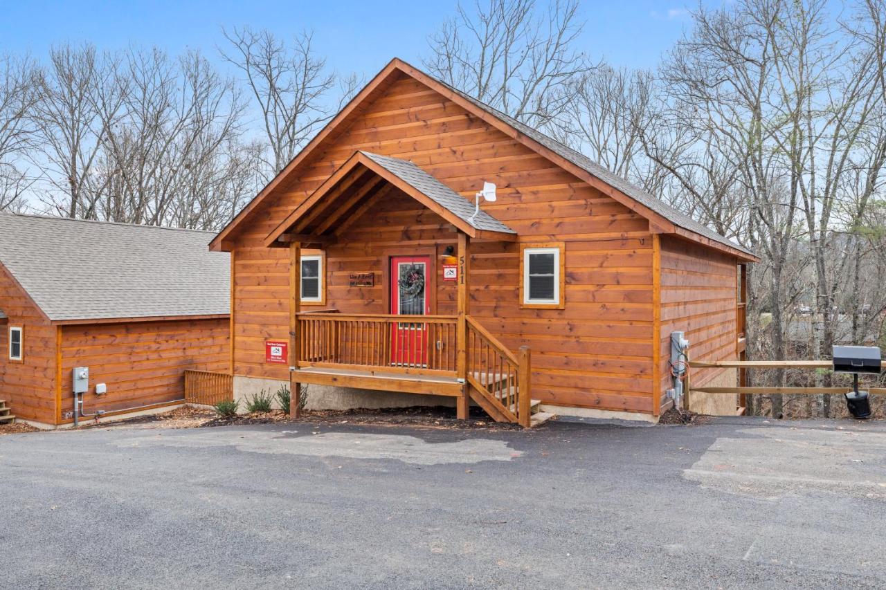 LOCATION 2 Bed 2 Bath Win A Bear cabin located less than a mile from the Pigeon Forge strip - B&B