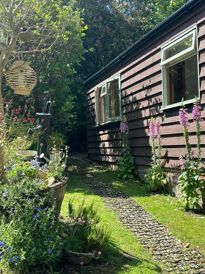 B&B West Chiltington - The Cabin, Roundabout Lane - Bed and Breakfast West Chiltington