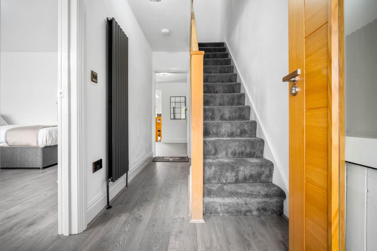 5 bedroom house Solihull 10 mins drive from BHX & NEC Private off road parking - Ferienwohnung Birmingham