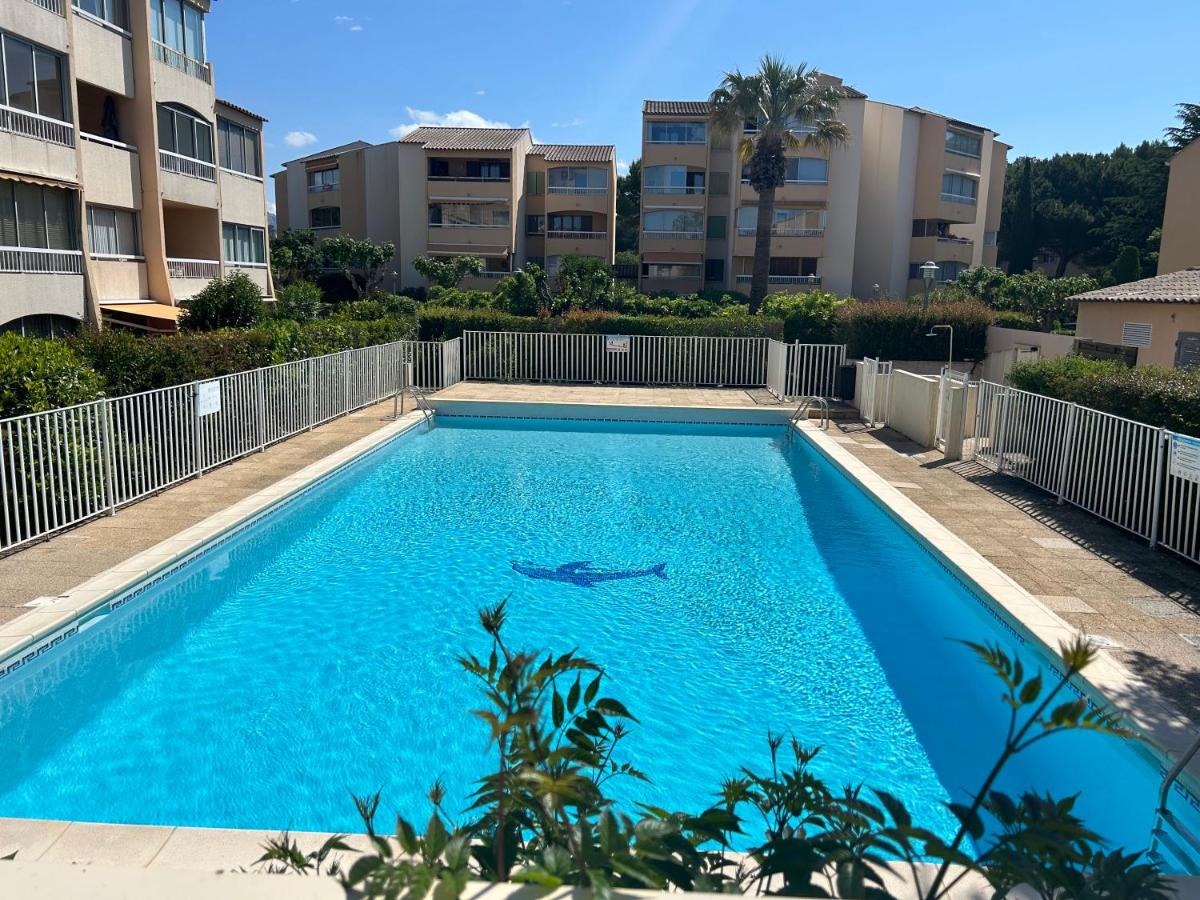 La perle des Estivales, STUDIO avec coin nuit enfants, parking et piscine , à 20min à pied port et plage - B&B