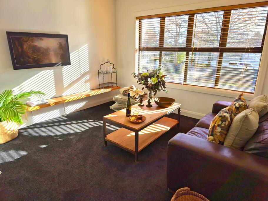 Apartment 2 - Haddin Court - Stunning Executive - B&B Blenheim
