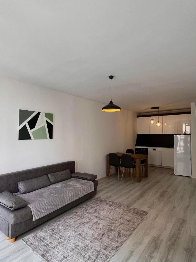 Fushe Kosove Cozy Apartment - Bed and Breakfast Kosovo Polje