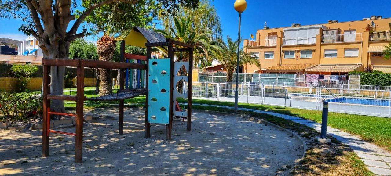 Casa adosada con vistas al mar y con piscina - B&B Alicante