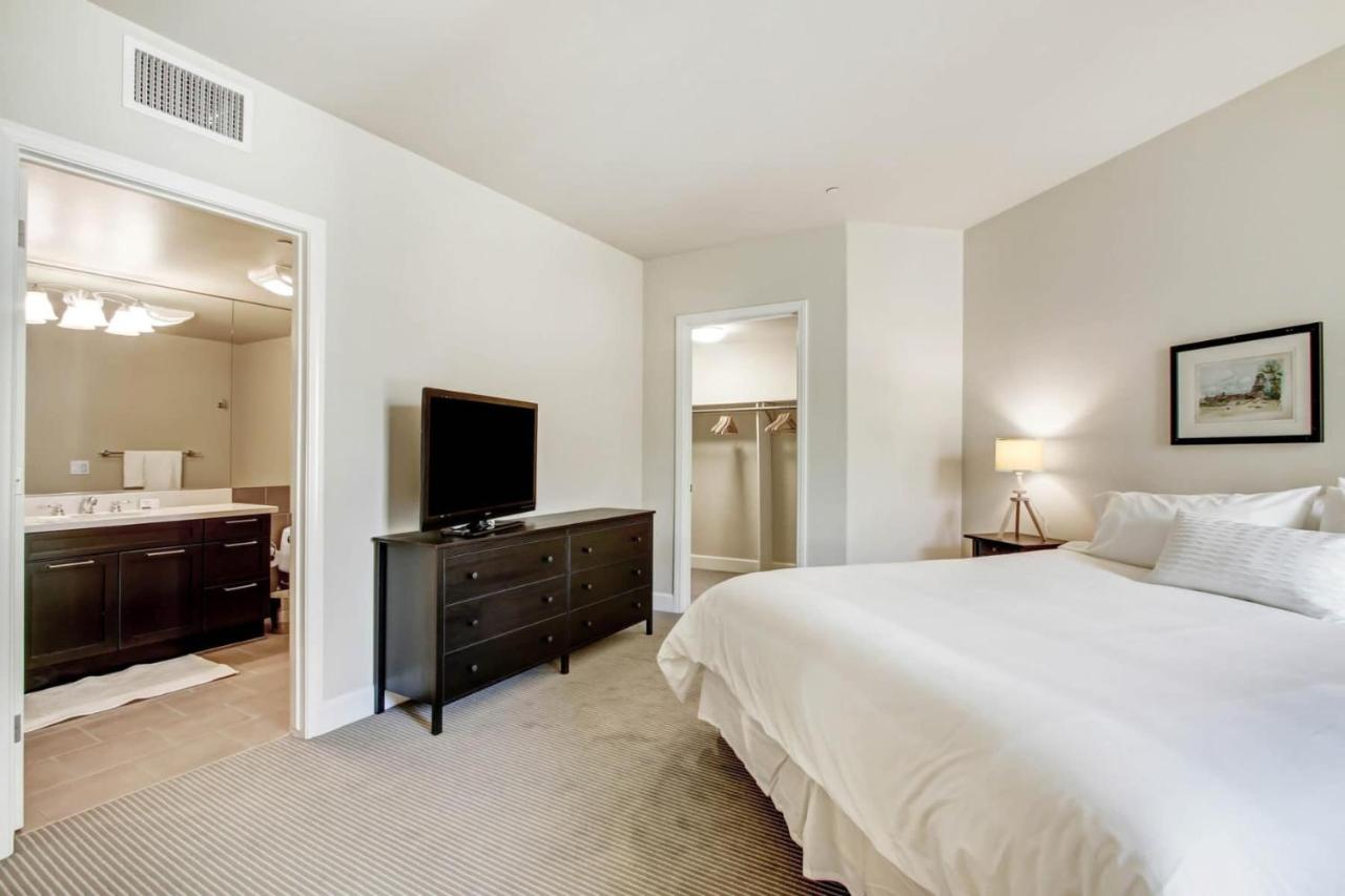 Deluxe Room (2 Adults + 1 Child)