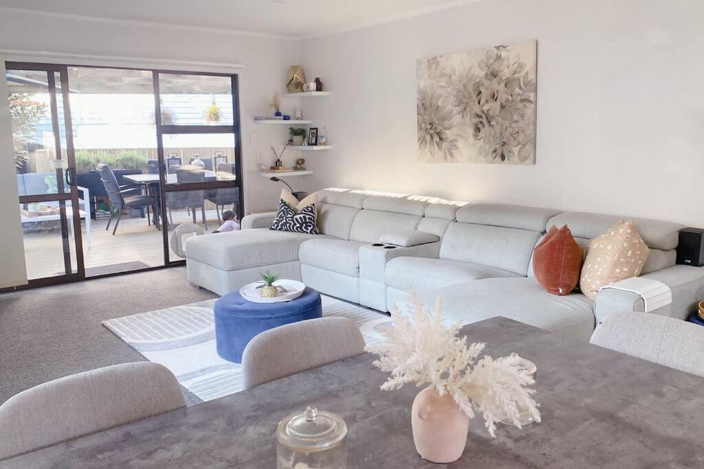 Modern three bed two and a half bath with in and outdoor flow plus study - B&B