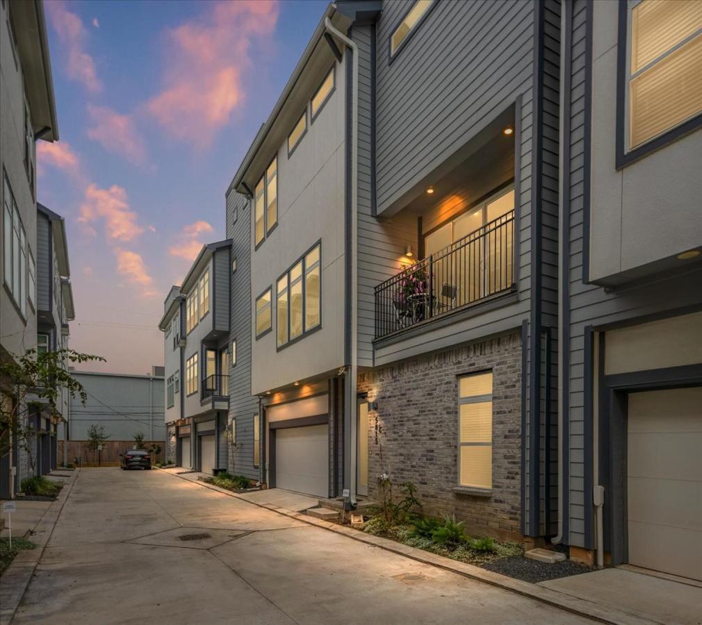 3 Bedroom Exclusive Getaway at Houston Galleria - B&B Houston