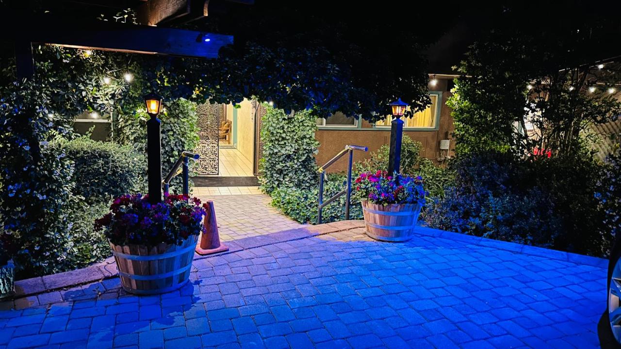 Lantern Light Inn - Romantic Getaway - B&B Sedona
