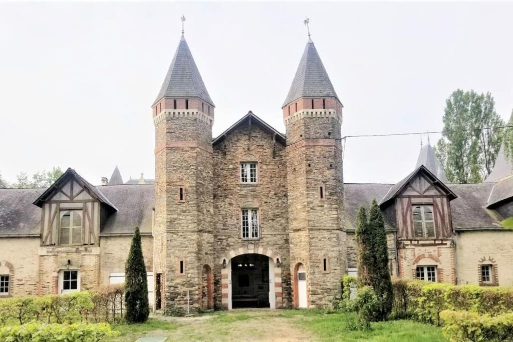 Grand gîte dans les communs d'un Château - B&B