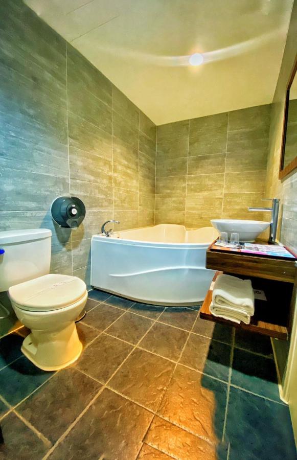 Zimmer mit Queensize-Bett und Whirlpool-Badewanne