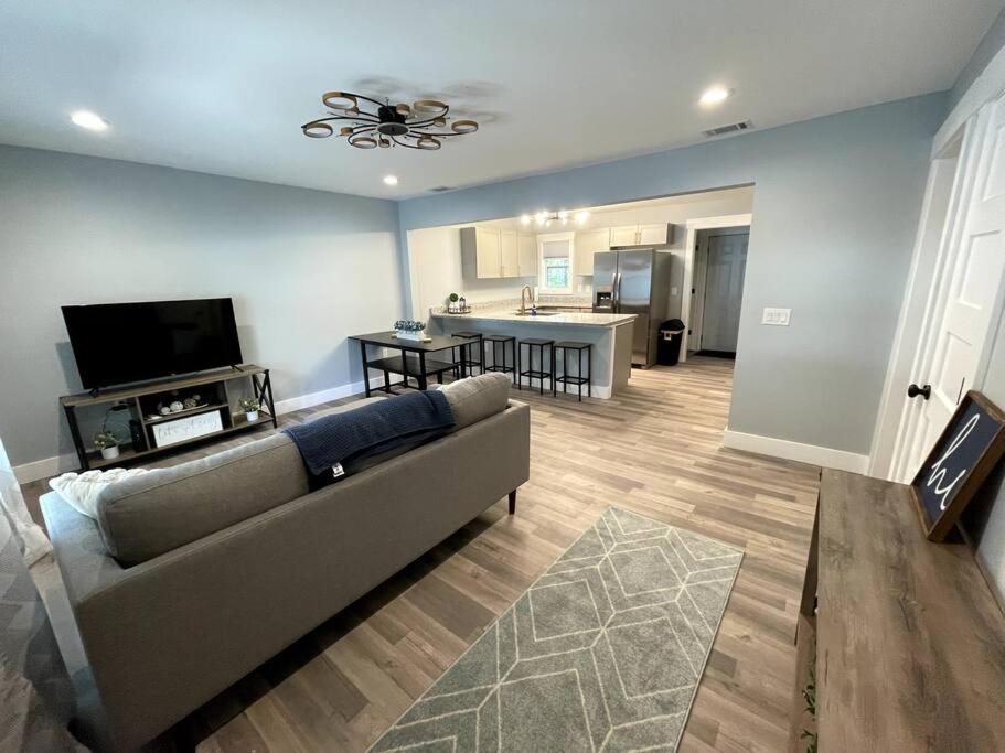 Cozy Savannah 5BR Home - B&B