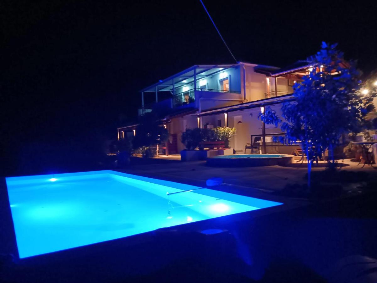 Villa Giovani-entire 1st floor house with pool - B&B