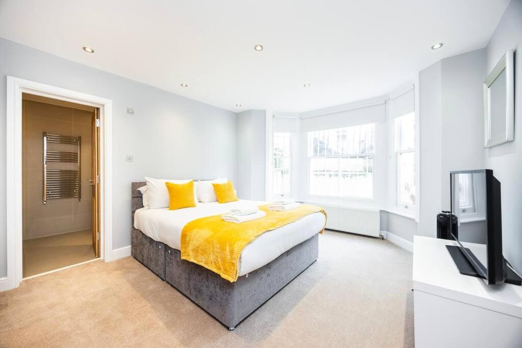 Smart Kensington Retreat 2BR - B&B Londra