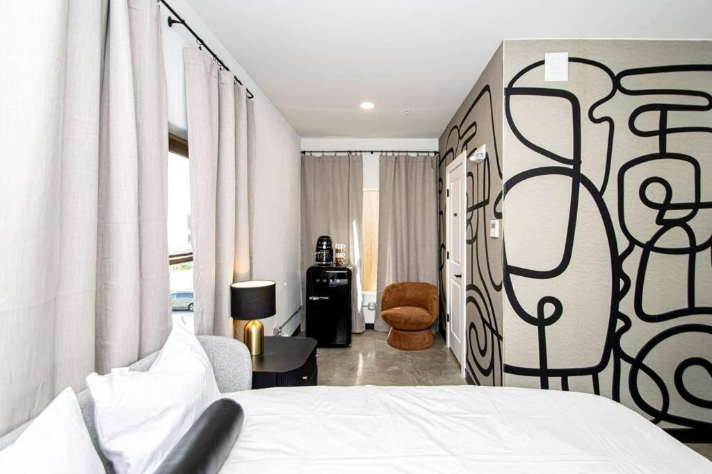 Steps to Bathhouses, Restaurants, Heart of Downtown, Room # 301 - Chambres d’hôtes