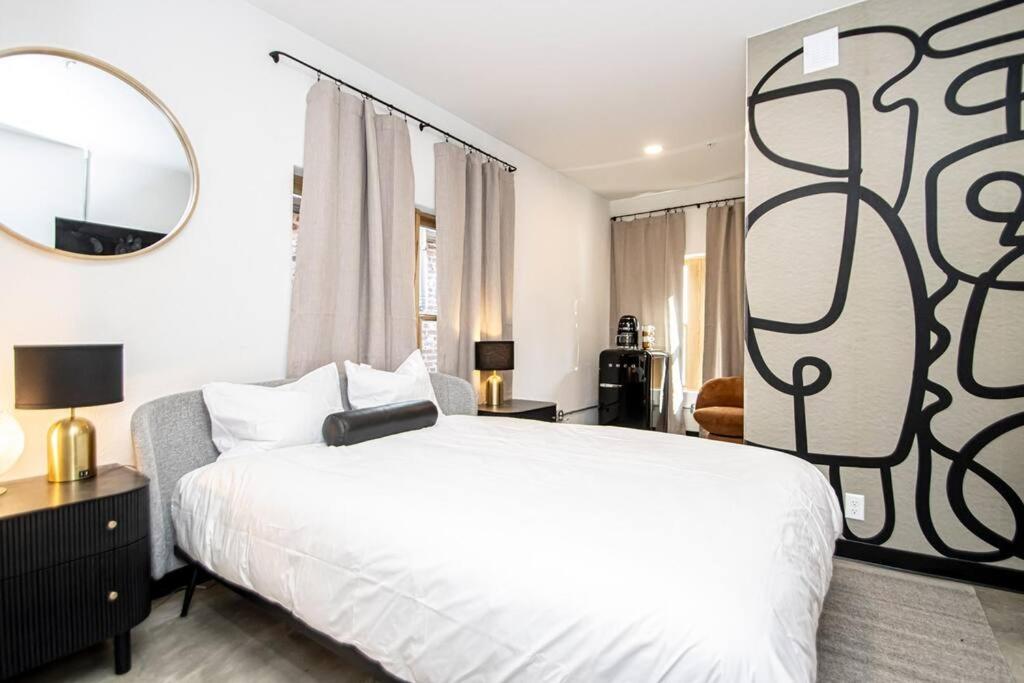 Steps to Bathhouses, Restaurants, Heart of Downtown, Room # 301 - B&B