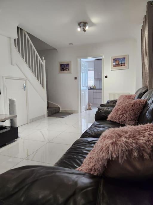 Luxurious 2 Bedroom House With Garden And Free Parking - Chambres d’hôtes