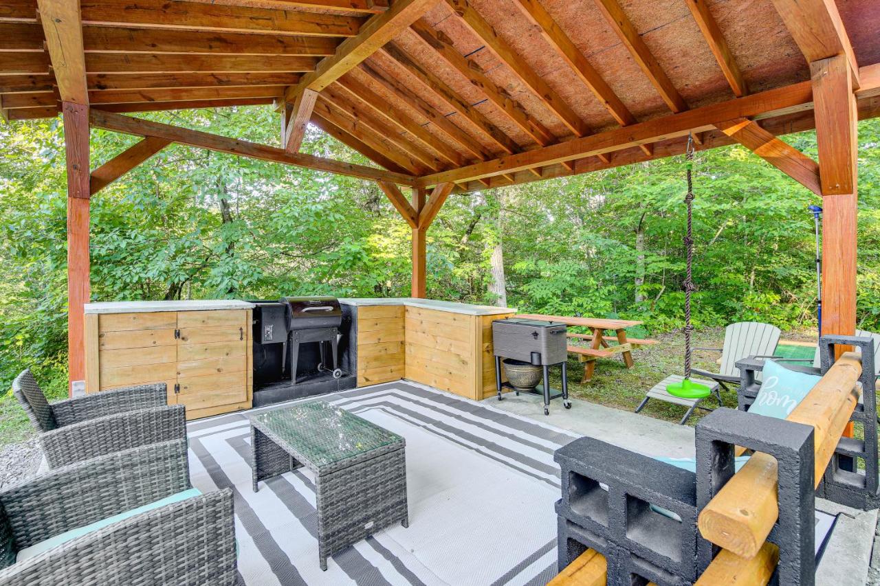 Secluded Smoky Mountain Cabin w/ Theater & Hot Tub - Chambres d'hôtes Sevierville