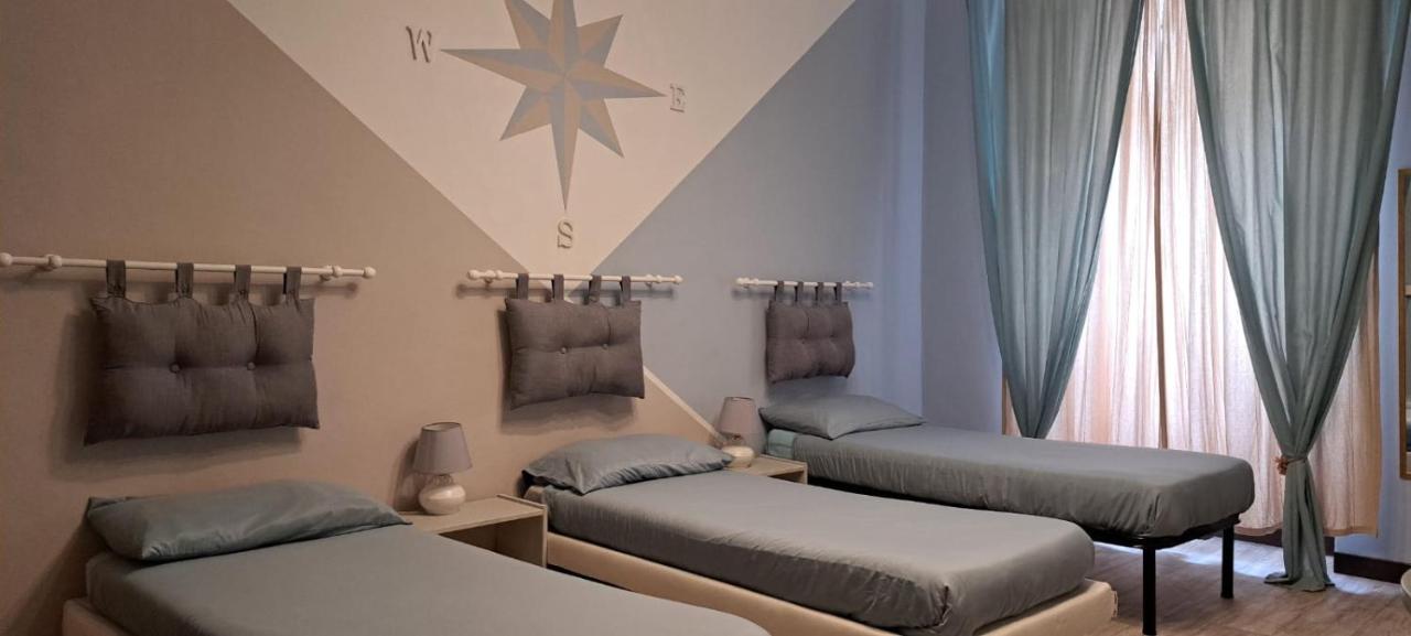 Deze driepersoonskamer heeft een gedeelde badkamer.