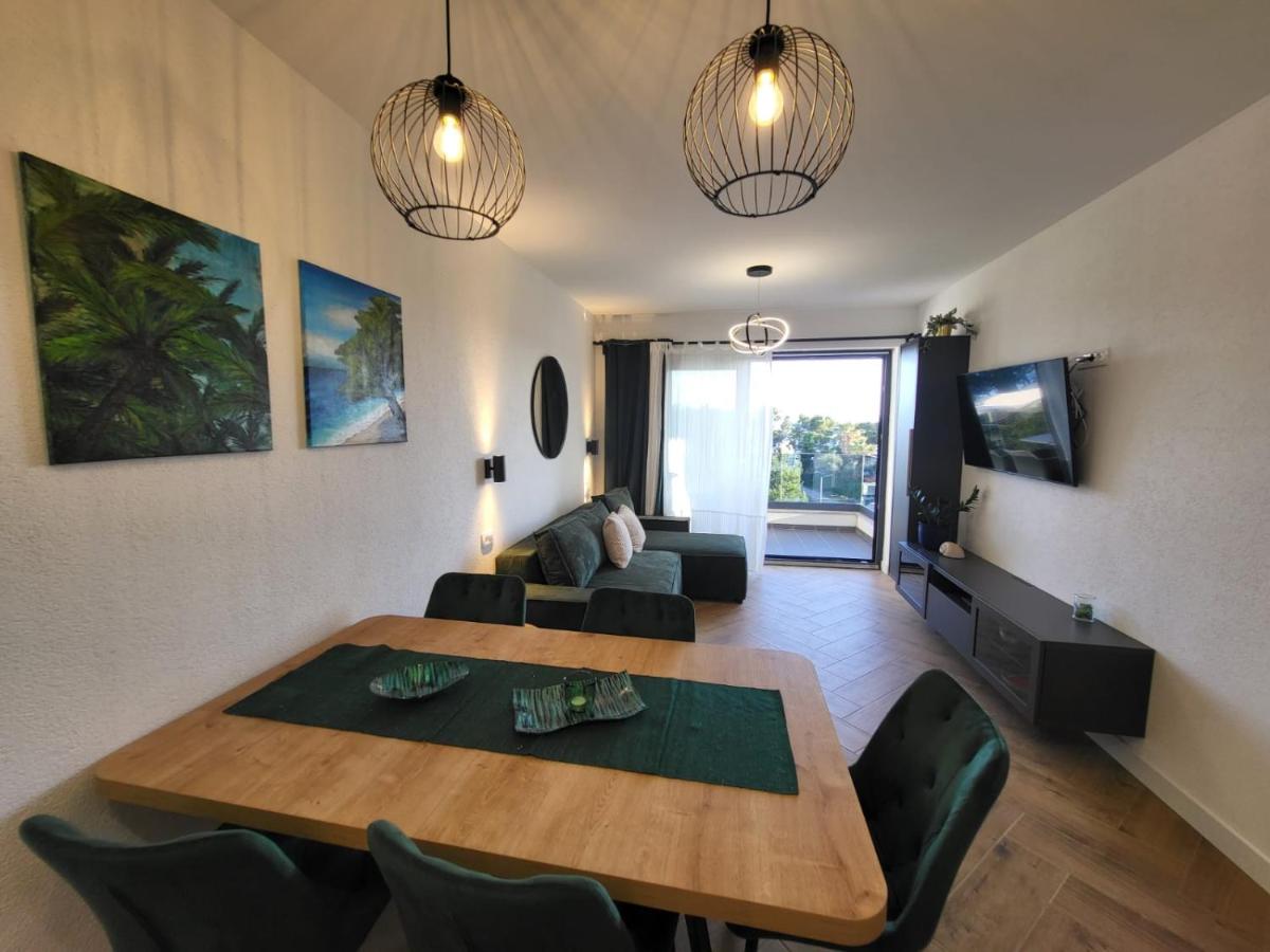 Deluxe One-Bedroom Apartment