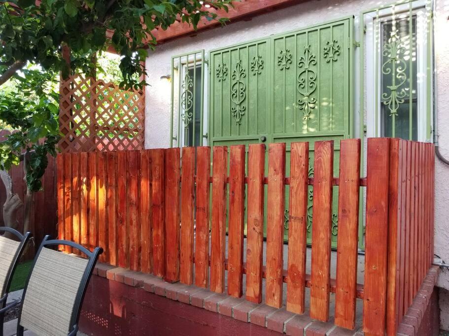 Luxury and Spacious 5 bedroom private house by Melrose WIFI TV Backyard Free Parking close to the Grove Hollywood Walk of Fame - Ferienwohnung