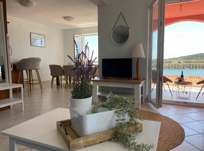 Appartement met 2 Slaapkamers, Balkon en Uitzicht op Zee