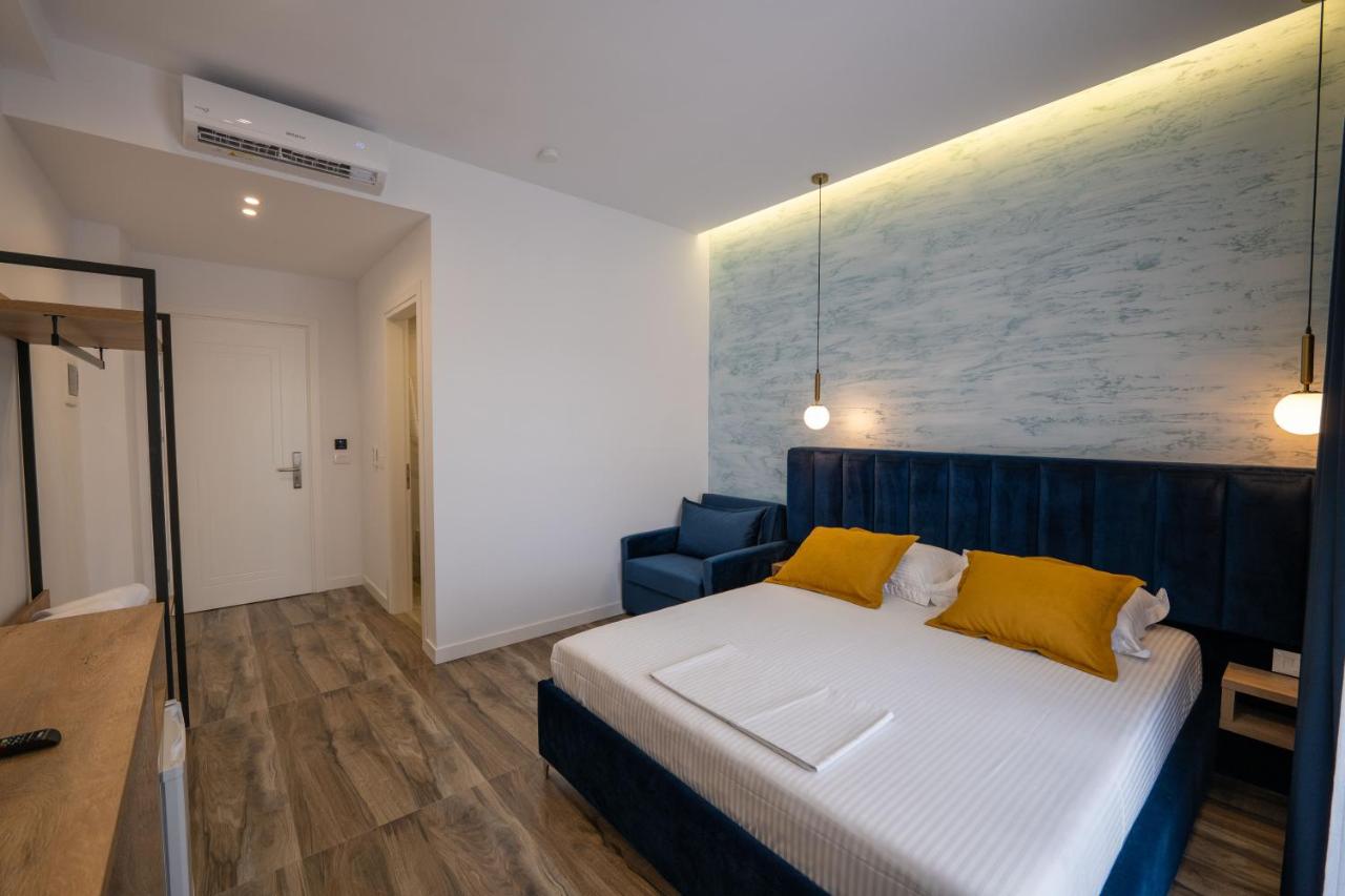 Deluxe Double Room (2 Adults + 1 Child)