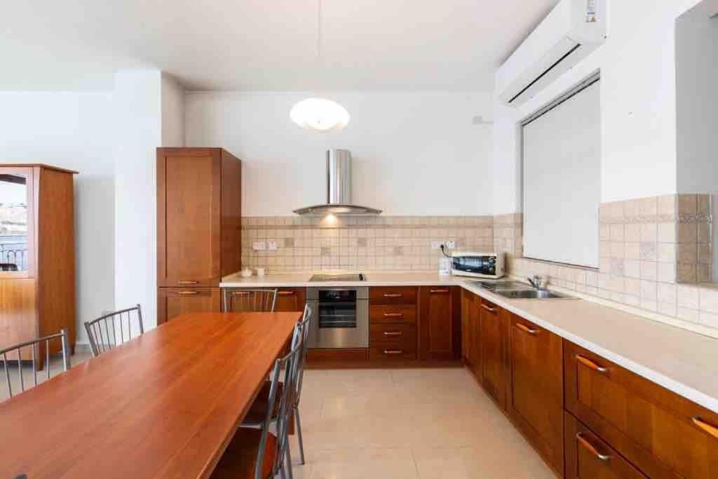 Luxury Seafront Retreat Overlooking Manoel Island - B&B Sliema