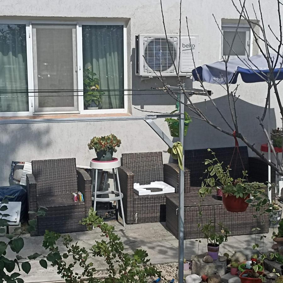 Apartament 2 camere Mangalia, parter-gradinita, 5 min de Portul Turistic - B&B