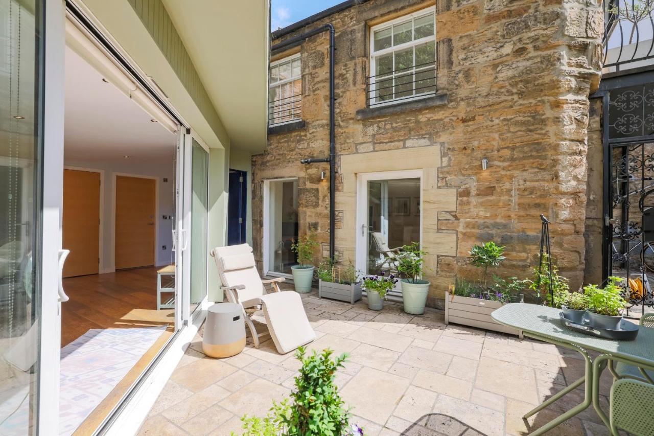 Stylish 3-Bedroom 2-Storey House with Patio and Balcony near Princes Street - Chambres d'hôtes Édimbourg